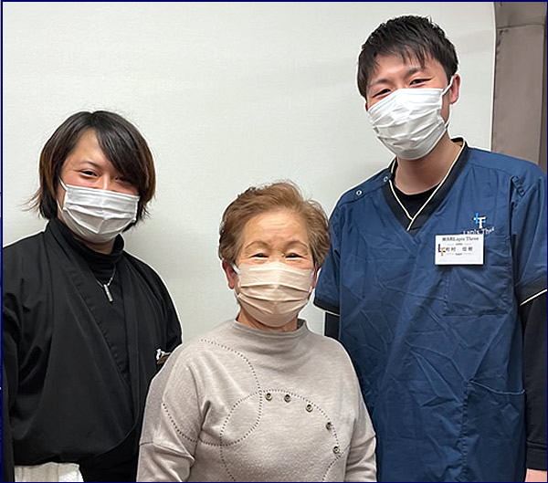 町田市の鍼灸院 スタッフと笑顔の患者さんの写真